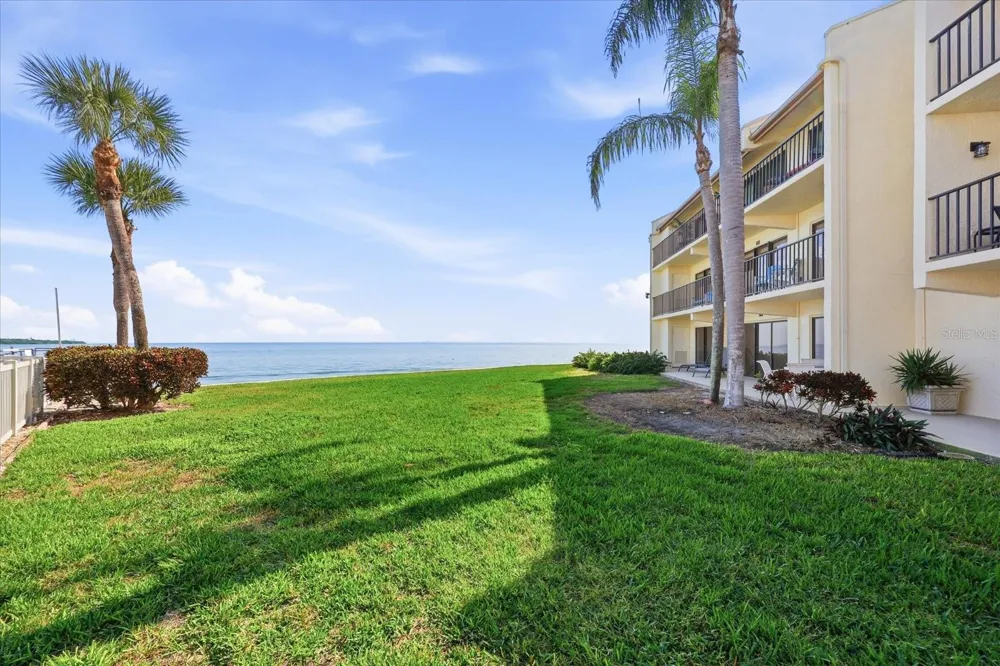 7520 SUNSHINE SKYWAY LANE S #T19 St Petersburg, FL 33711