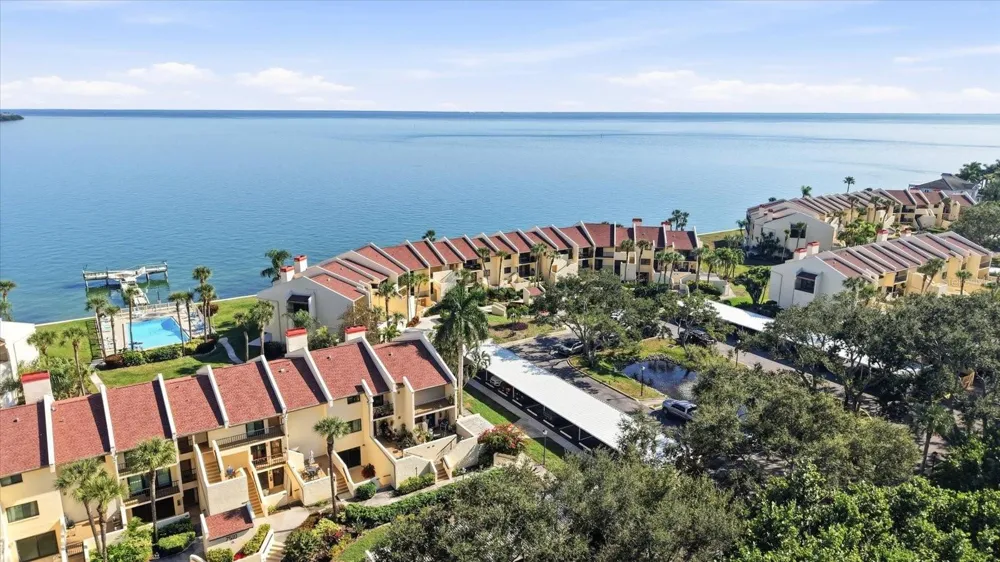 7520 SUNSHINE SKYWAY LANE S #T19 St Petersburg, FL 33711