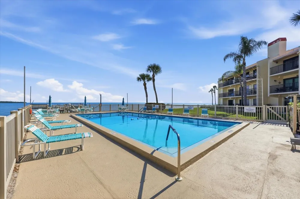 7520 SUNSHINE SKYWAY LANE S #T19 St Petersburg, FL 33711