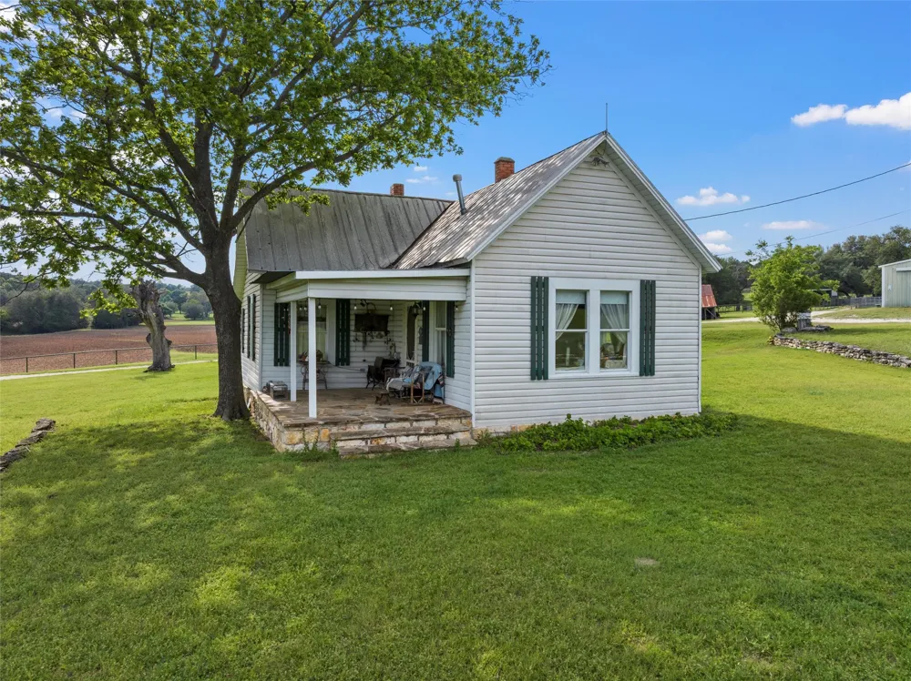 614 County Road 4165 Cranfills Gap, TX 76637