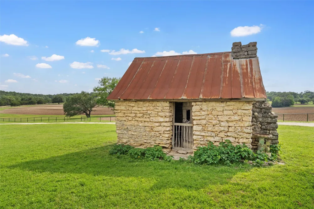 614 County Road 4165 Cranfills Gap, TX 76637