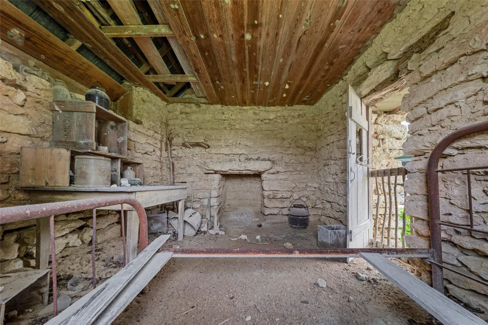 614 County Road 4165 Cranfills Gap, TX 76637