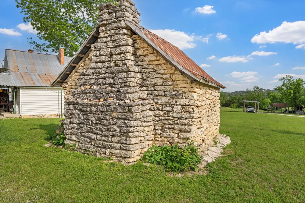 614 County Road 4165 Cranfills Gap, TX 76637