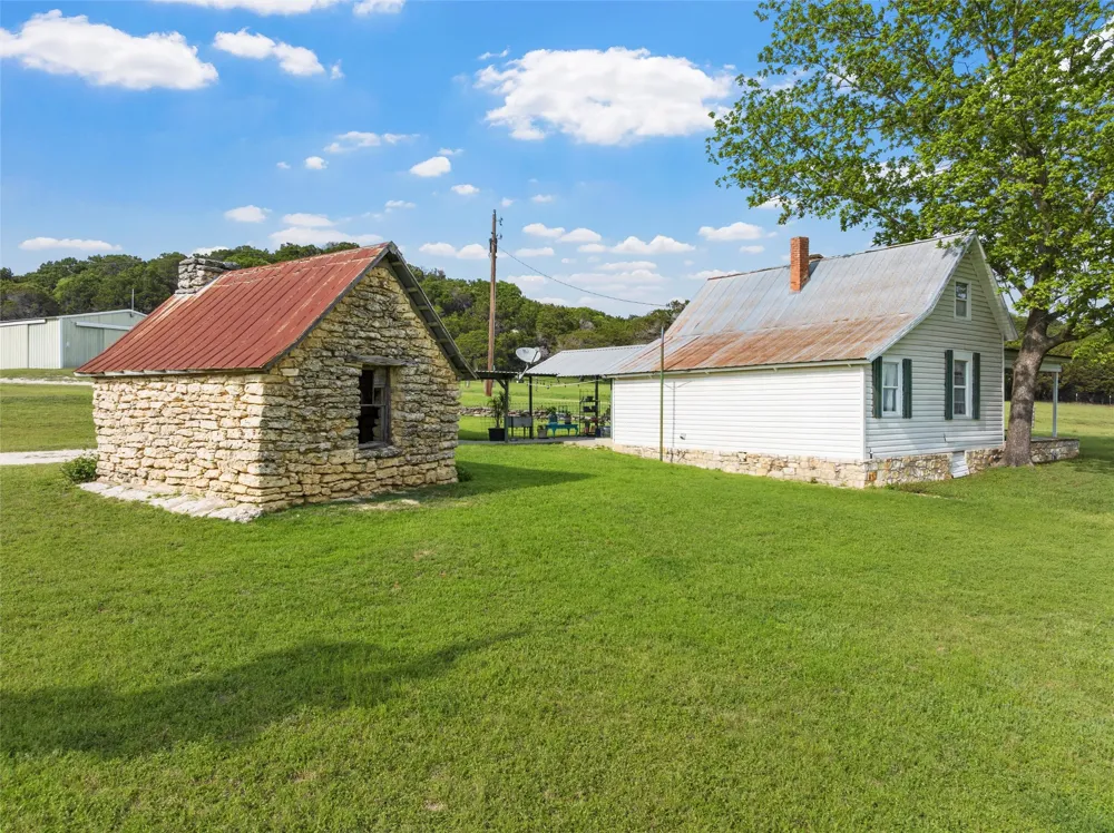 614 County Road 4165 Cranfills Gap, TX 76637