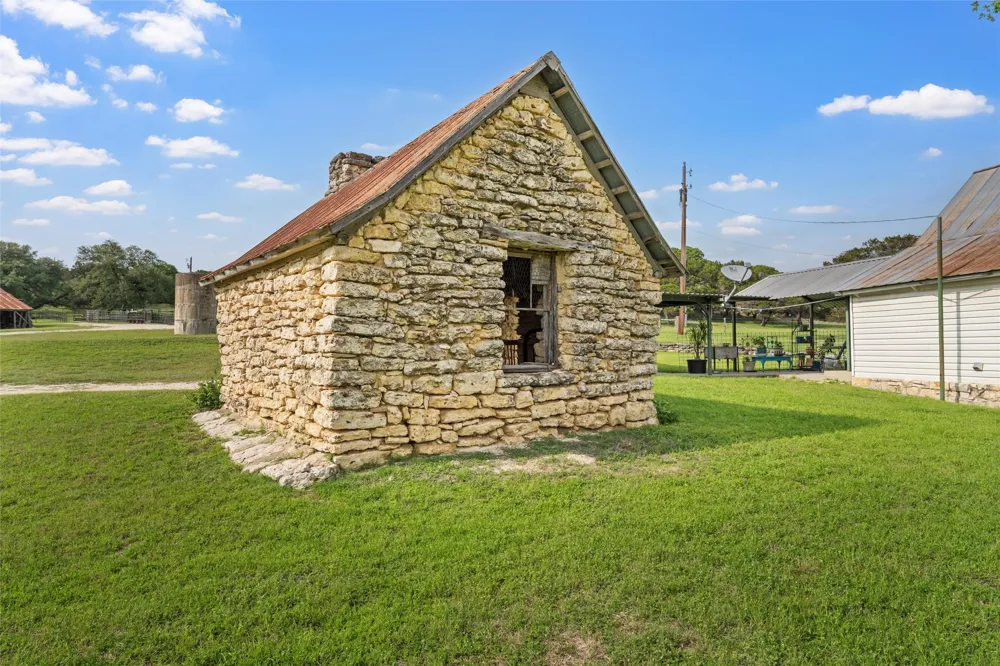614 County Road 4165 Cranfills Gap, TX 76637