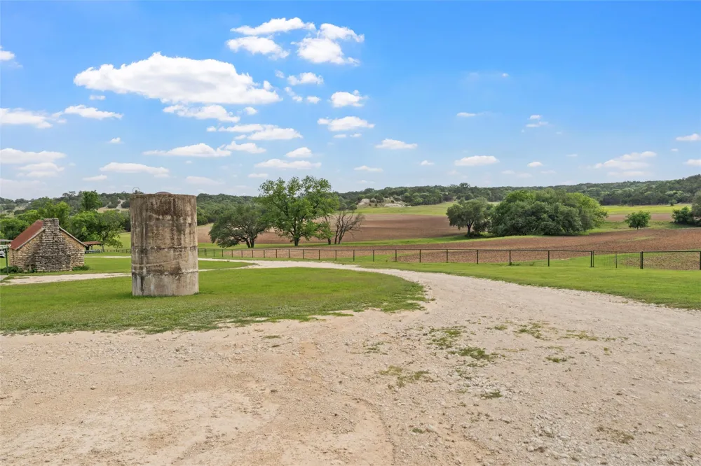 614 County Road 4165 Cranfills Gap, TX 76637
