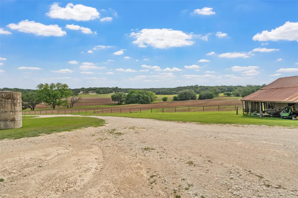 614 County Road 4165 Cranfills Gap, TX 76637