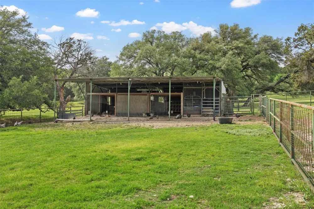 614 County Road 4165 Cranfills Gap, TX 76637