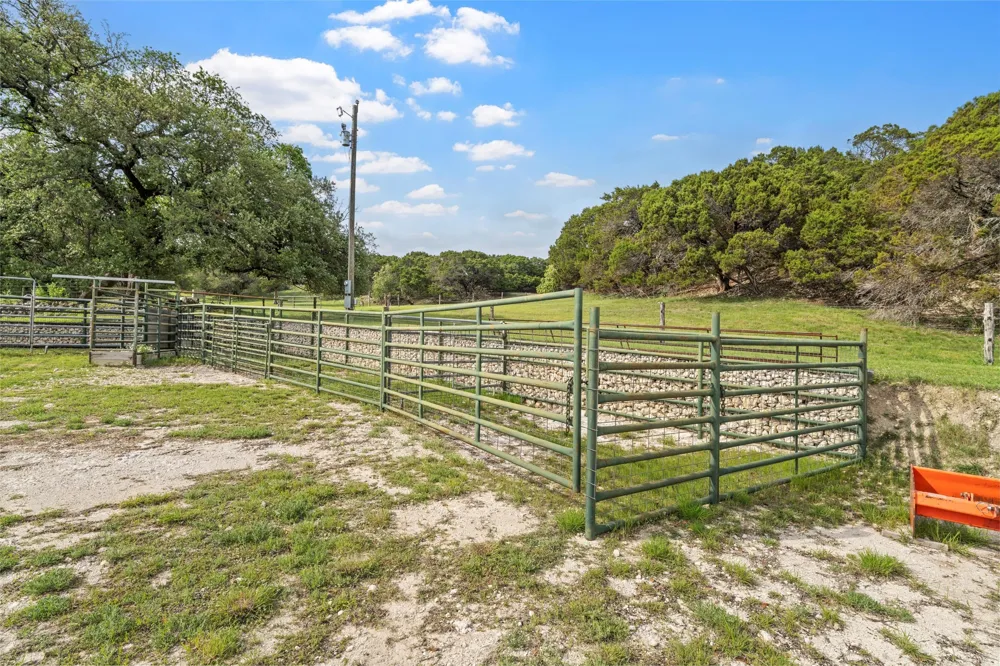 614 County Road 4165 Cranfills Gap, TX 76637