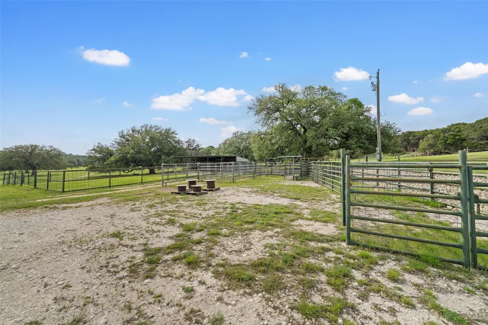 614 County Road 4165 Cranfills Gap, TX 76637