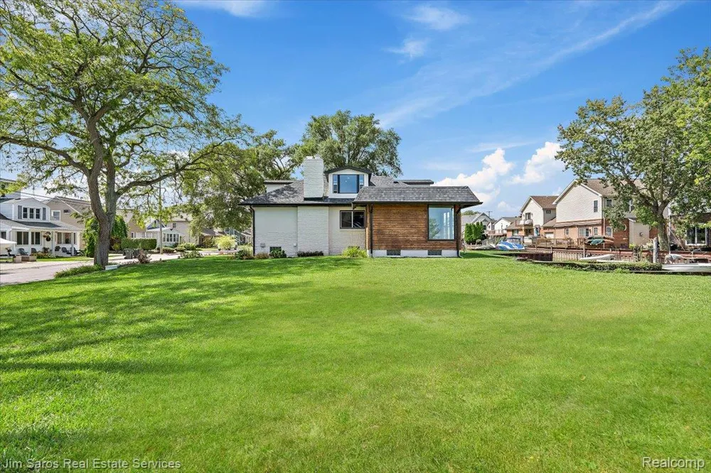 22507 Beach Street St Clair Shores City, MI 48081