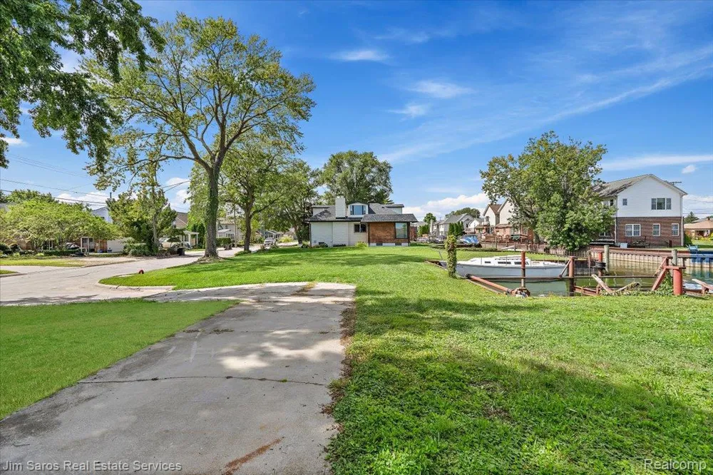 22507 Beach Street St Clair Shores City, MI 48081