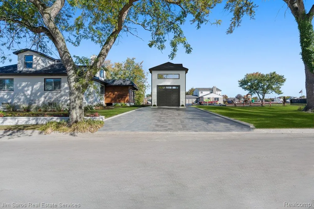 22507 Beach Street St Clair Shores City, MI 48081