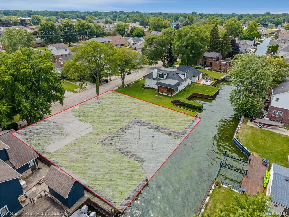 22507 Beach Street St Clair Shores City, MI 48081