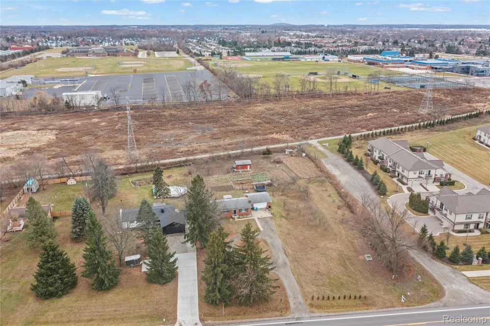 2041 W Maple Road Commerce Charter Township, MI 48390