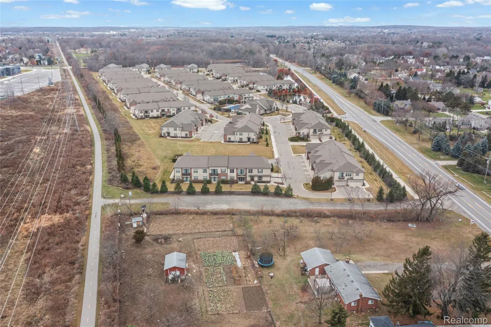 2041 W Maple Road Commerce Charter Township, MI 48390