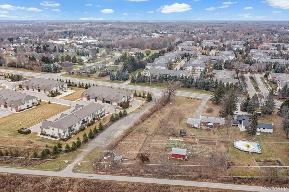 2041 W Maple Road Commerce Charter Township, MI 48390