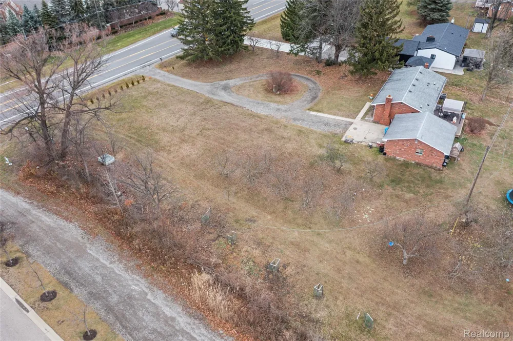 2041 W Maple Road Commerce Charter Township, MI 48390