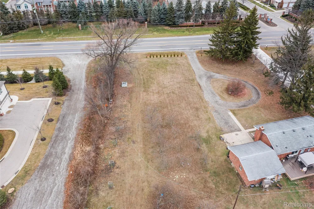 2041 W Maple Road Commerce Charter Township, MI 48390