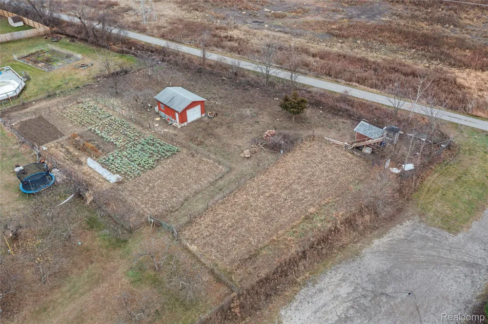 2041 W Maple Road Commerce Charter Township, MI 48390