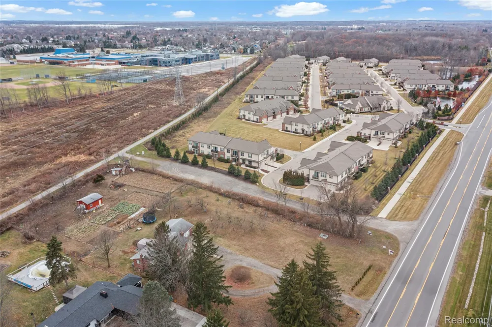 2041 W Maple Road Commerce Charter Township, MI 48390
