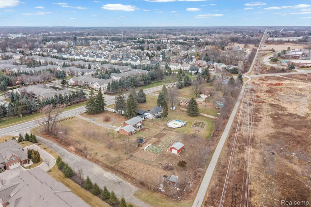 2041 W Maple Road Commerce Charter Township, MI 48390
