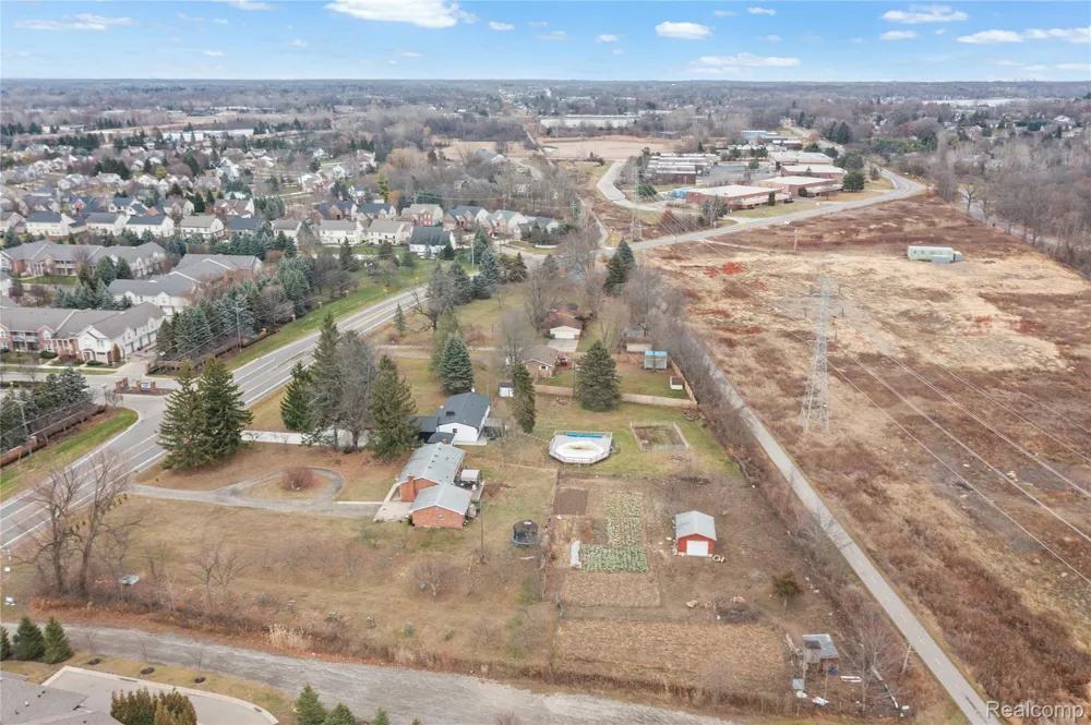 2041 W Maple Road Commerce Charter Township, MI 48390