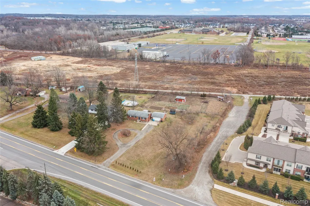 2041 W Maple Road Commerce Charter Township, MI 48390