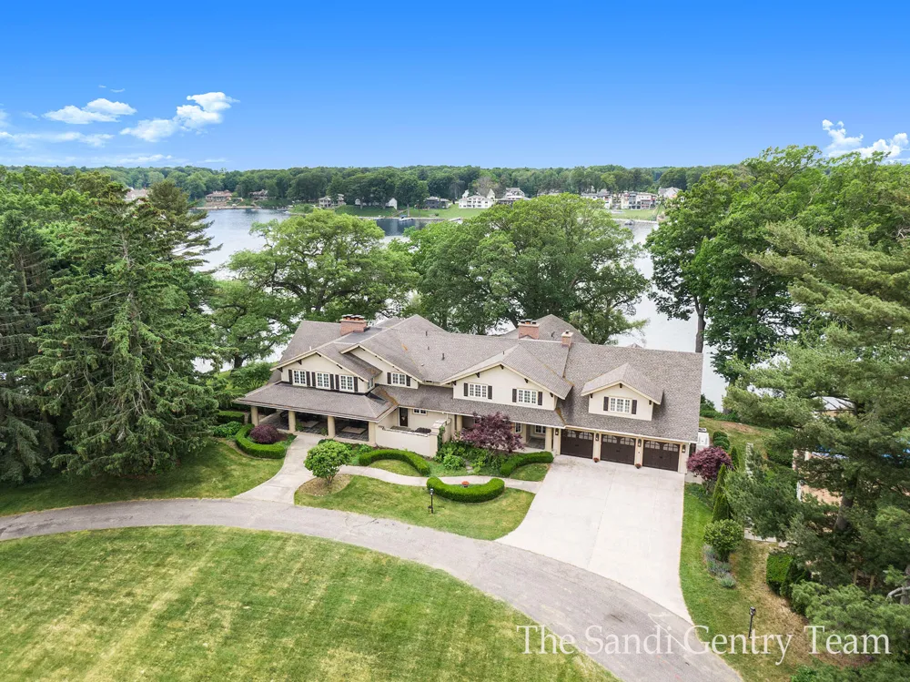 18635 Fruitport Road Spring Lake Township, MI 49456