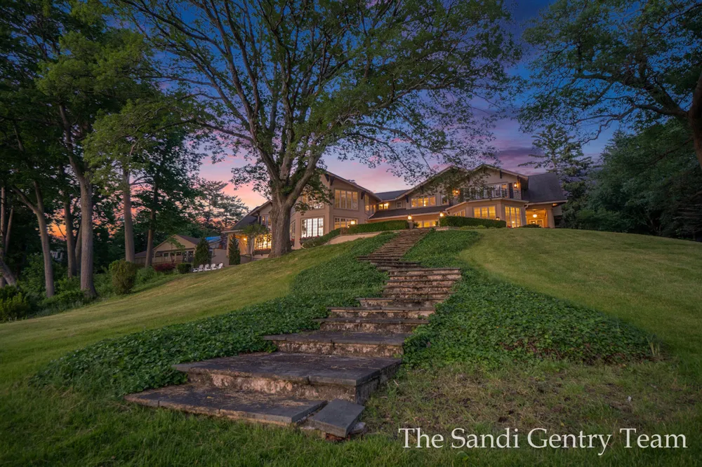 18635 Fruitport Road Spring Lake Township, MI 49456