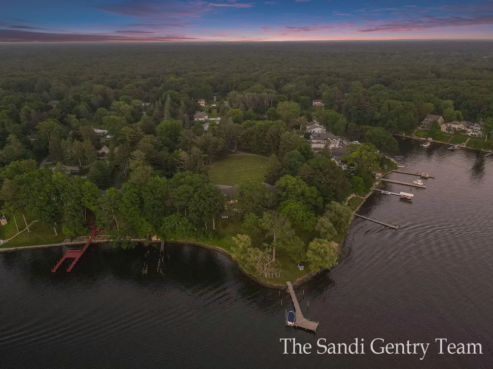 18635 Fruitport Road Spring Lake Township, MI 49456