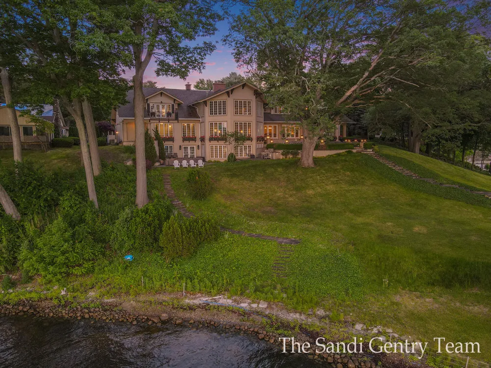18635 Fruitport Road Spring Lake Township, MI 49456