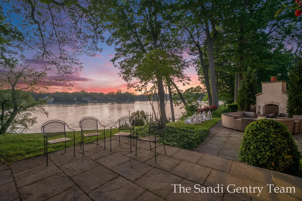 18635 Fruitport Road Spring Lake Township, MI 49456