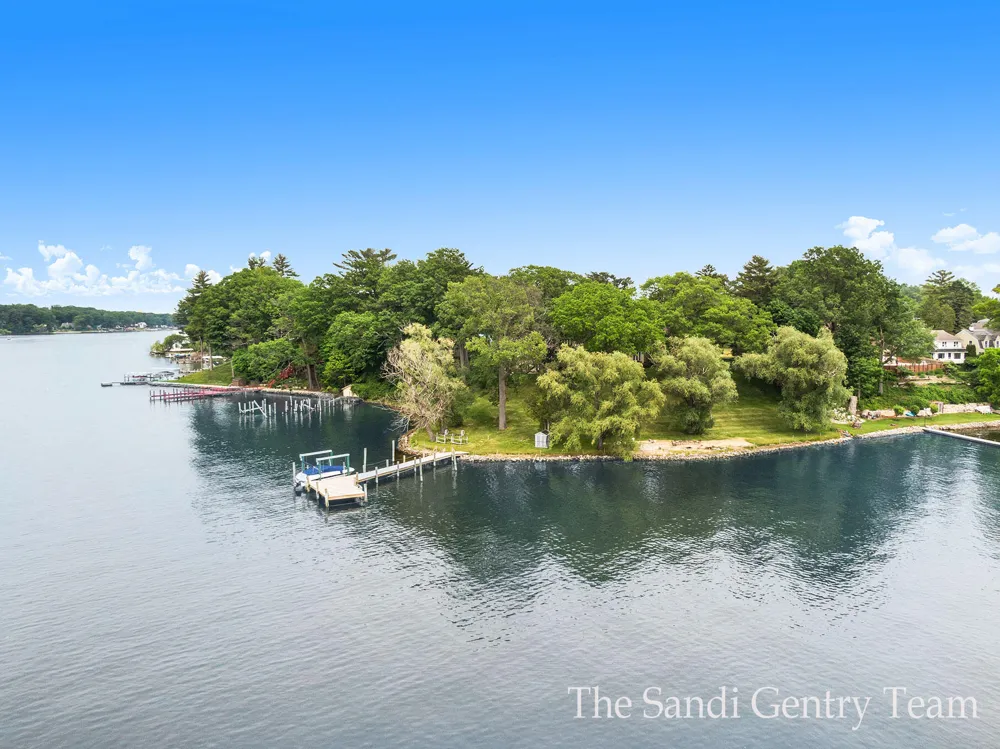 18635 Fruitport Road Spring Lake Township, MI 49456