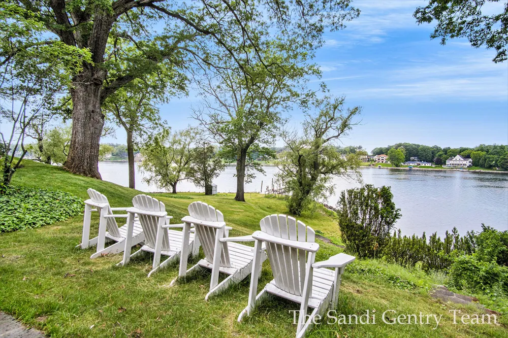 18635 Fruitport Road Spring Lake Township, MI 49456