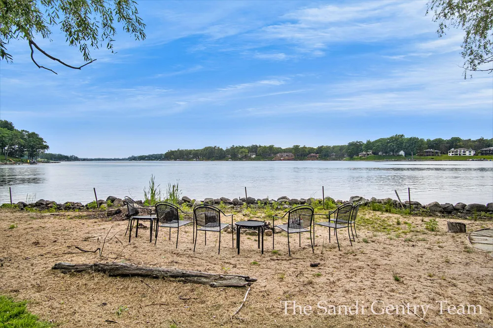 18635 Fruitport Road Spring Lake Township, MI 49456