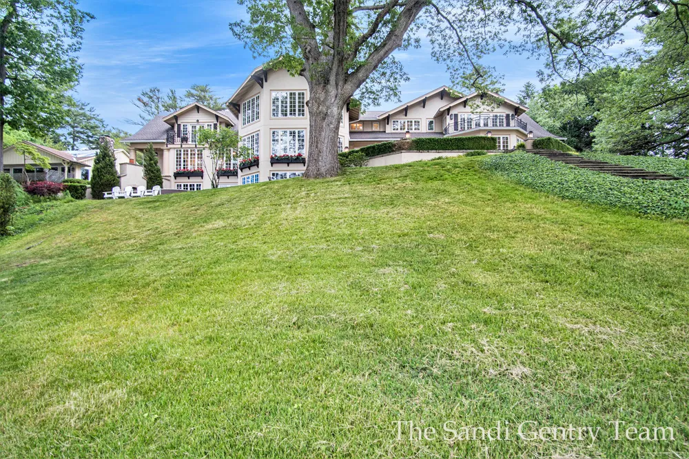 18635 Fruitport Road Spring Lake Township, MI 49456
