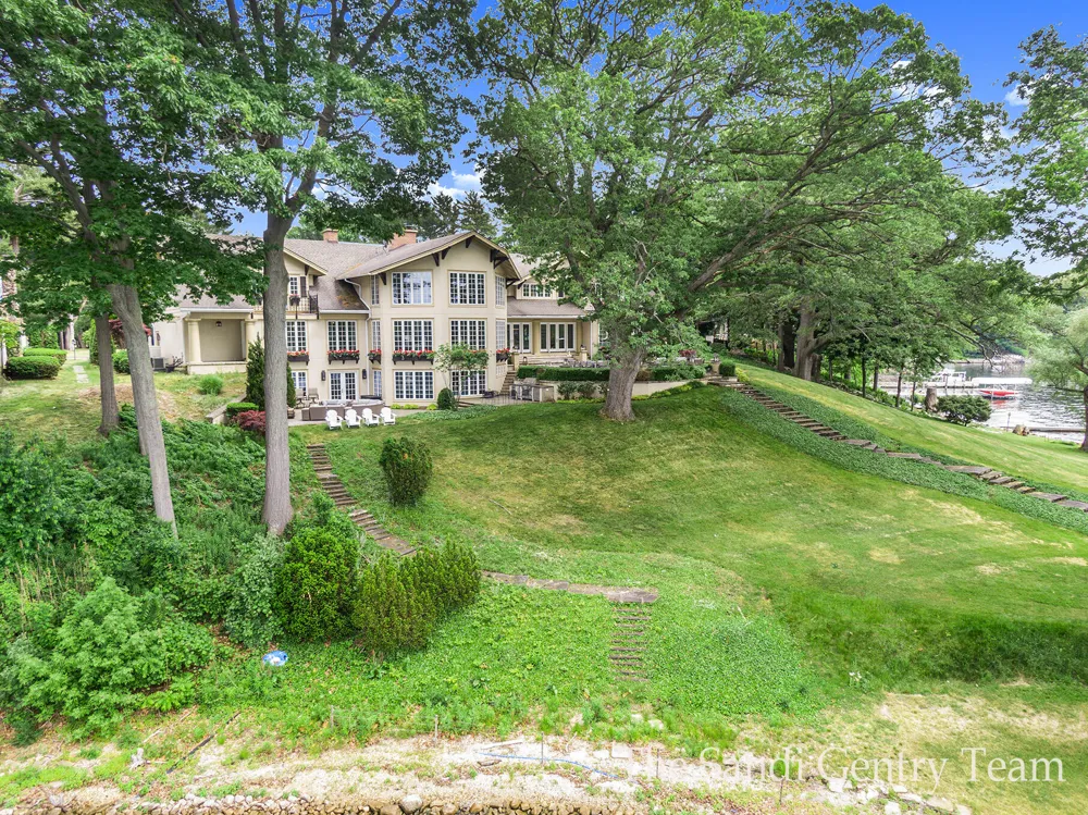 18635 Fruitport Road Spring Lake Township, MI 49456