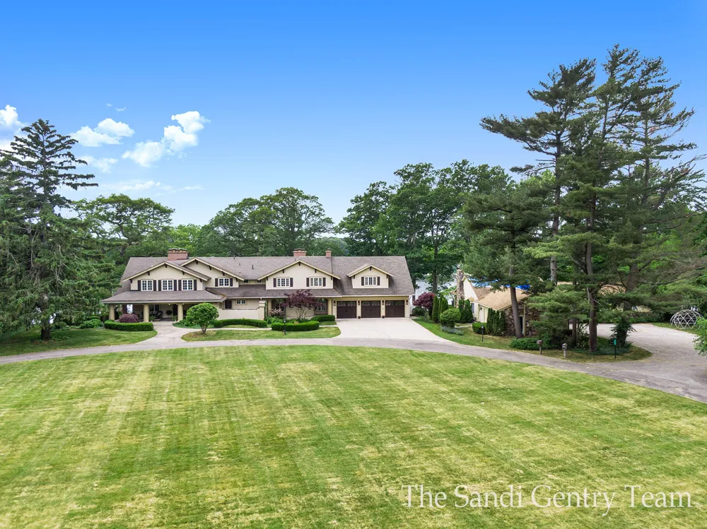 18635 Fruitport Road Spring Lake Township, MI 49456