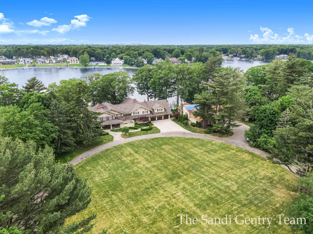 18635 Fruitport Road Spring Lake Township, MI 49456