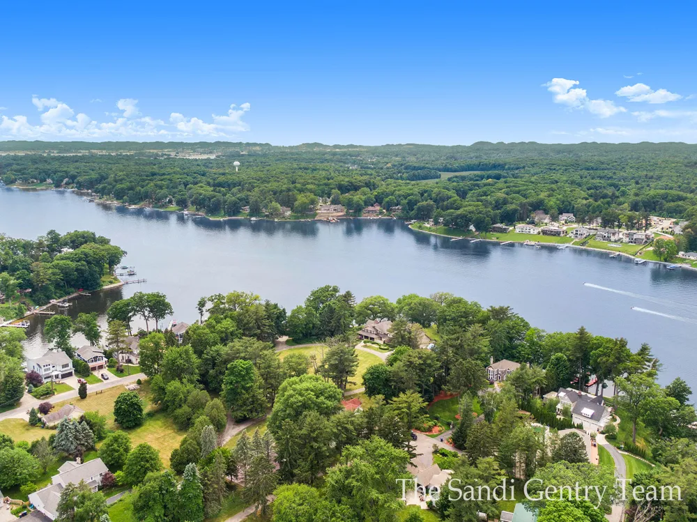 18635 Fruitport Road Spring Lake Township, MI 49456