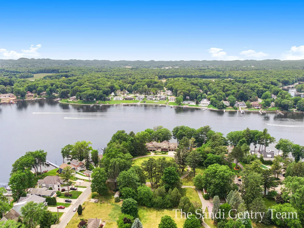 18635 Fruitport Road Spring Lake Township, MI 49456