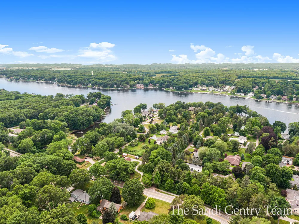 18635 Fruitport Road Spring Lake Township, MI 49456