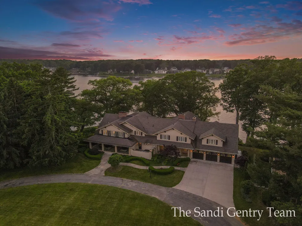 18635 Fruitport Road Spring Lake Township, MI 49456
