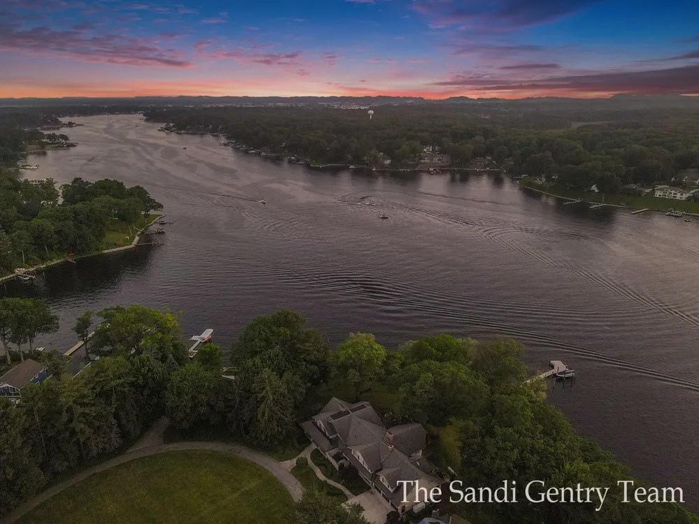 18635 Fruitport Road Spring Lake Township, MI 49456