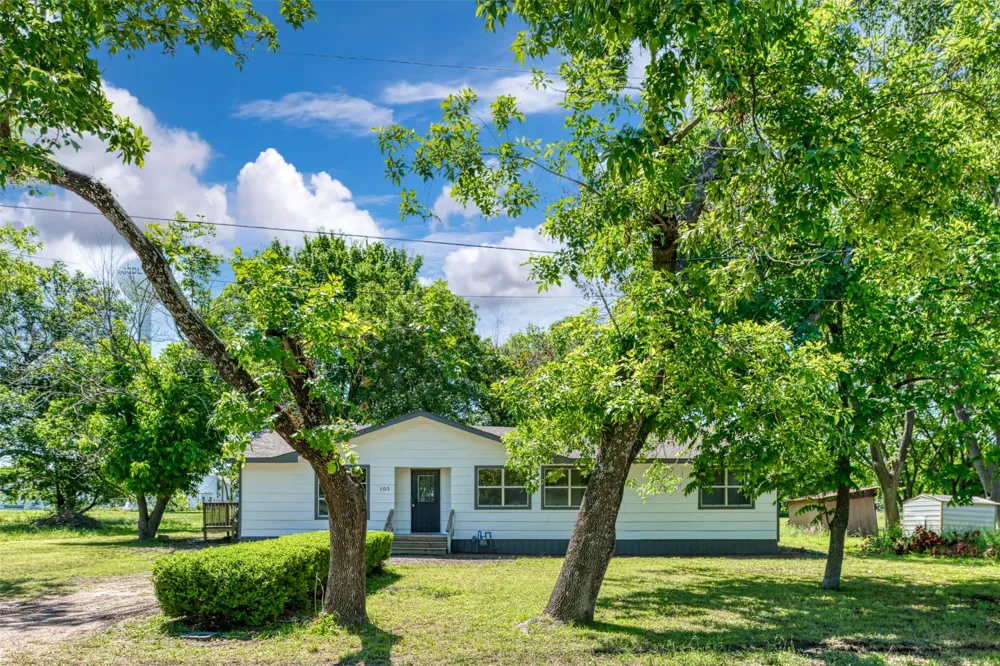 103 Ivy Street Goodlow, TX 75144