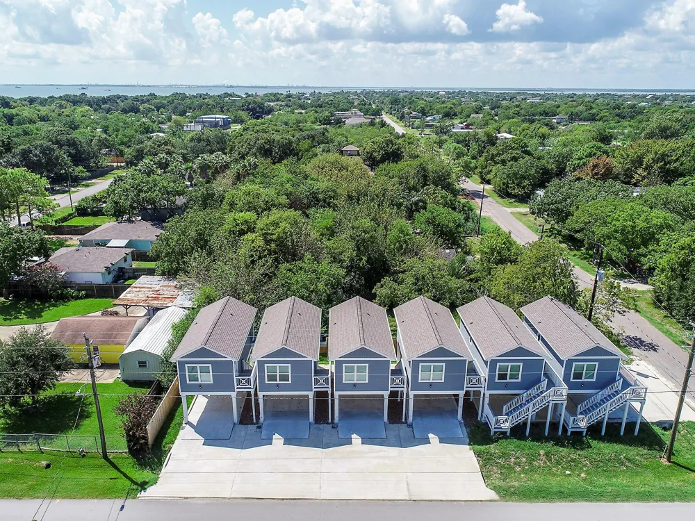 203 6th St #D San Leon, TX 77539