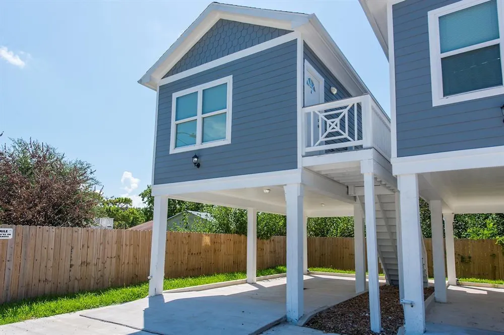 203 6th St #D San Leon, TX 77539