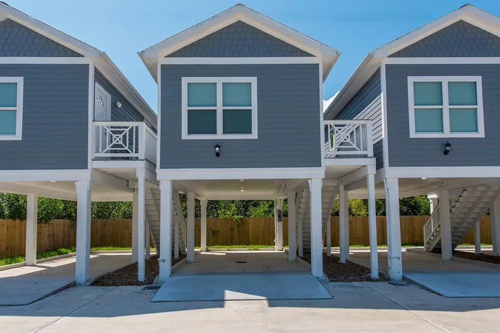 203 6th St #D San Leon, TX 77539
