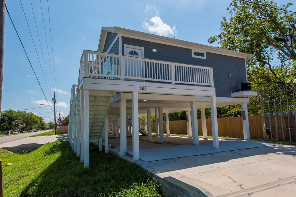 203 6th St #D San Leon, TX 77539